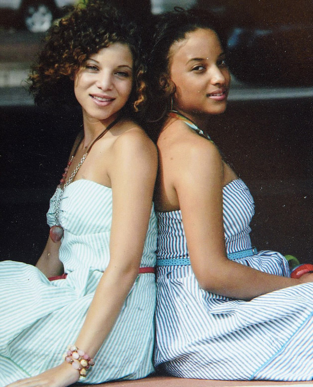 混血双胞胎姐妹因肤色不同受嘲笑