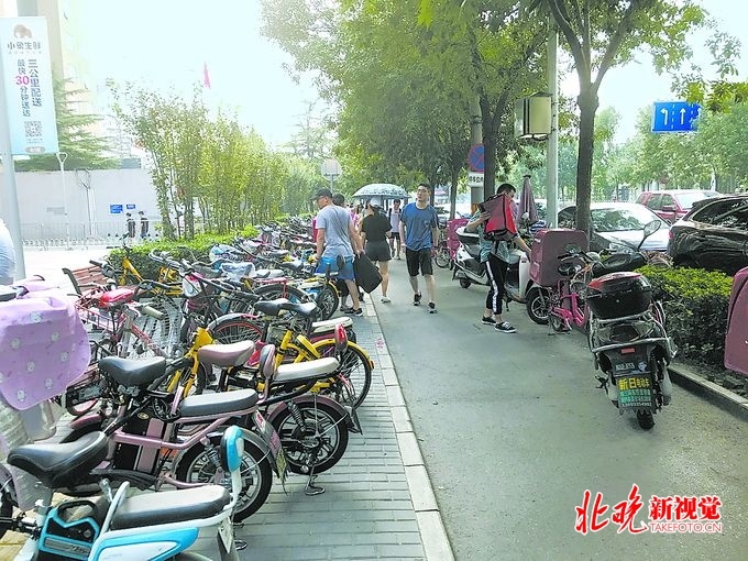 北京方庄“时代Life”门前便道曾停满车 今存车处有专人引导 北京方庄“时代Life”门前便道曾停满车 今存车处有专人引导