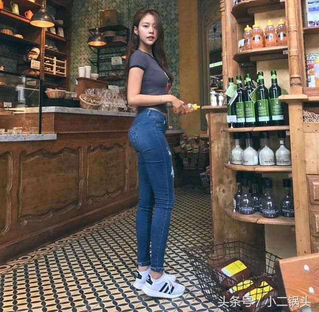 牛仔裤单看侧影都很美,穿出拼美明星的好身材