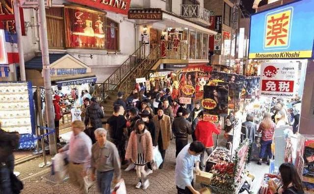 韩国游客被日本指责素质差,韩国人:我们装中国