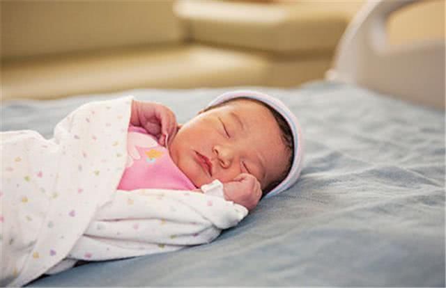 婴儿爱睡觉不吃奶不哭闹怎么回事 宝宝贪睡的