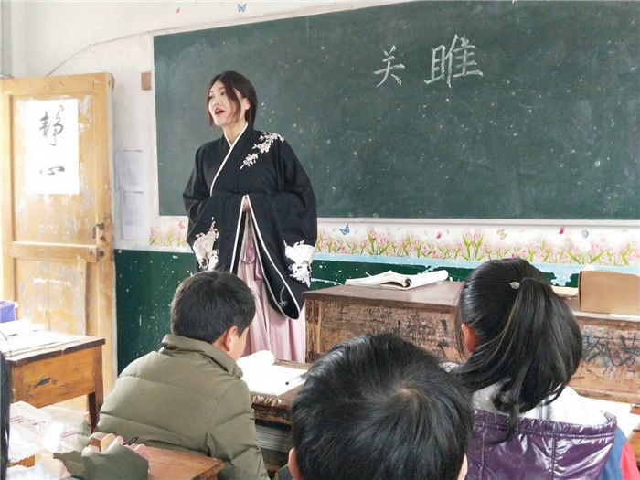 湖南这所学校的语文老师穿汉服上课 讲解诗经