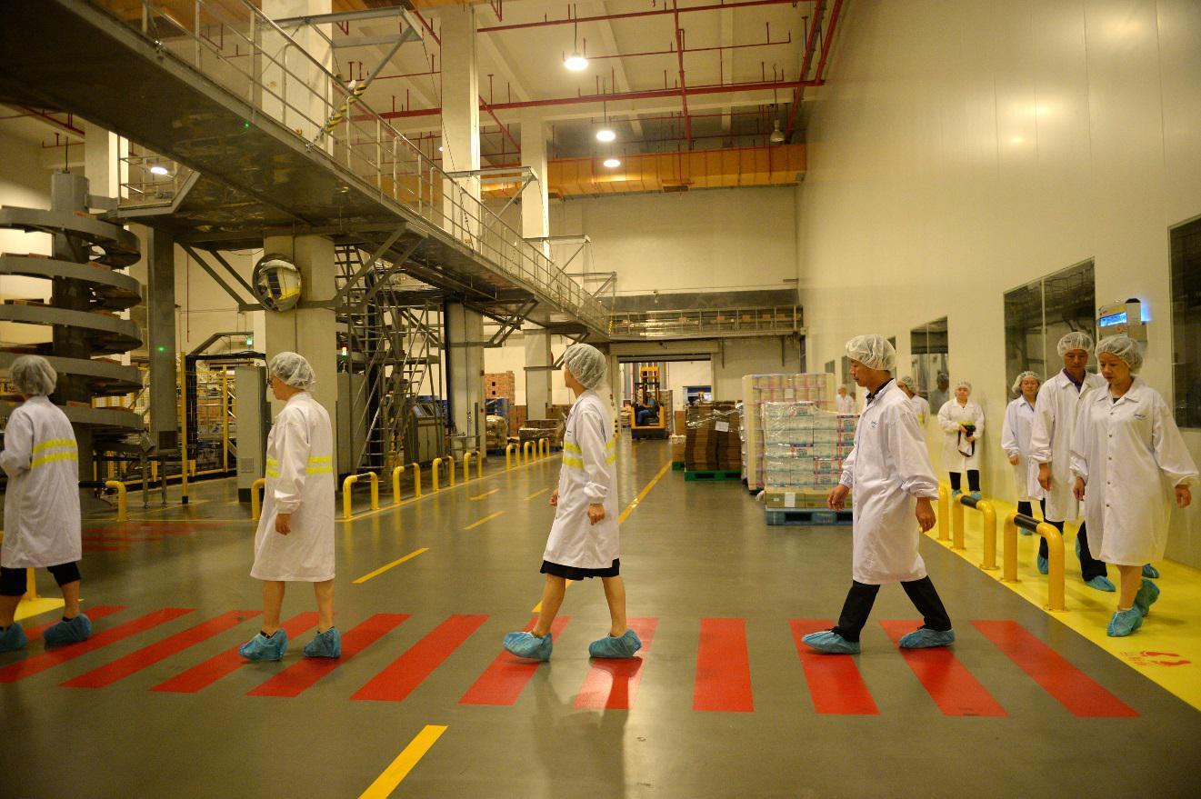 视察组走进美赞臣广州工厂视察