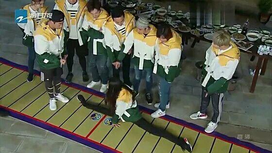 景甜和迪丽热巴两米大长腿一字马,看傻跑男团