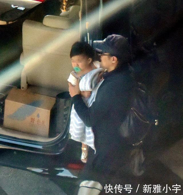 汪峰独自抱女儿醒醒现身机场,父爱爆棚 不见妈