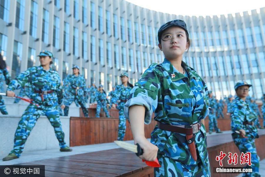 学生们手握15厘米长的橡胶制“匕首”，伴随清亮的口号，她们右脚原地用力下踏，左脚向右跨弓步后迅速转身，左臂向上划掌格挡在胸前，“哈”的一声，右手持匕首向前猛地刺出，动作整齐划一，气势如虹。