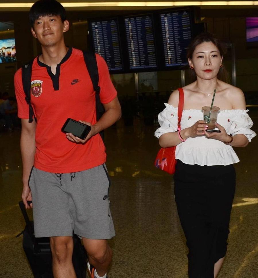 年薪千万却不忘娇妻!代替恒大球星成国足主力