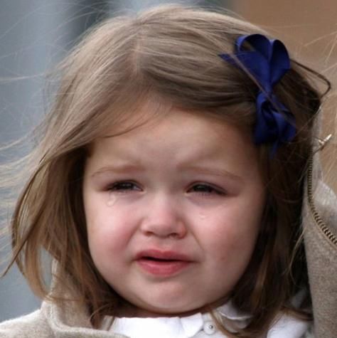 小七的表情好滑稽,又哭又笑还流鼻涕,转身噘嘴