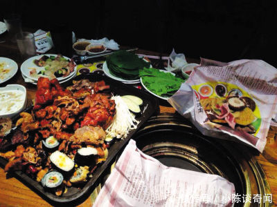 服务员偷偷将剩菜给客人吃,老板夸奖了她,却毅