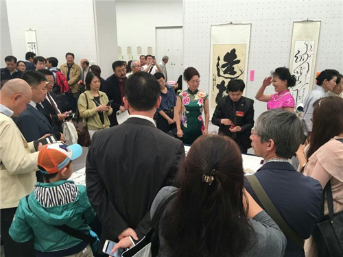 落笔惊东京 书法家胡红伟先生应邀在日本国会现场挥毫 落笔惊东京 书法家胡红伟先生应邀在日本国会现场挥毫