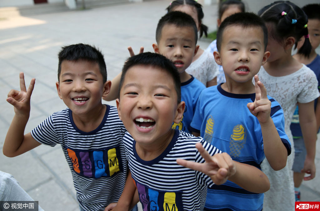 9月5日，河北省邯郸市渚河路小学一年级开学第一天的日子，在入学的新生中，有7对双胞胎格外引人注目，其中两对是龙凤胎，可爱的他们非常招人喜爱。