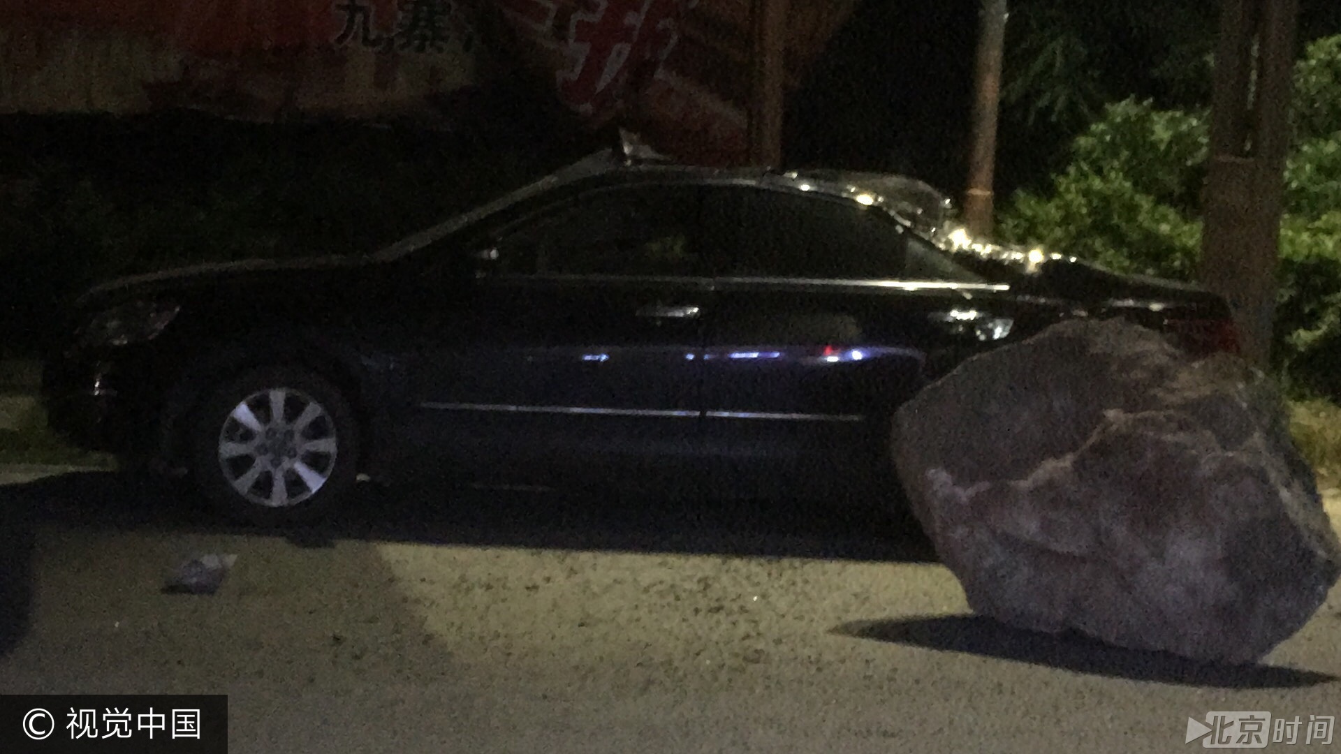 巨大碎石散落街头，车辆被砸。