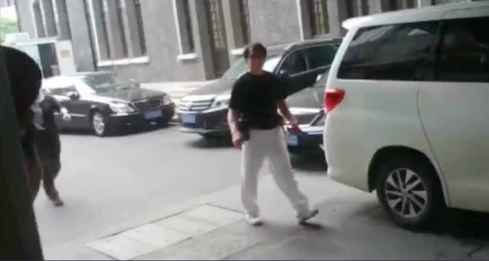 吴卓林认父后,成龙首现身,脚步沉重全程无话