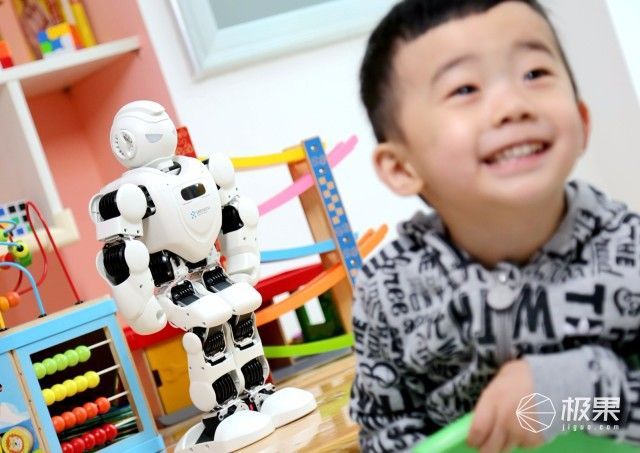 优必选AlphaEbot机器人体验:语音交互、编程教