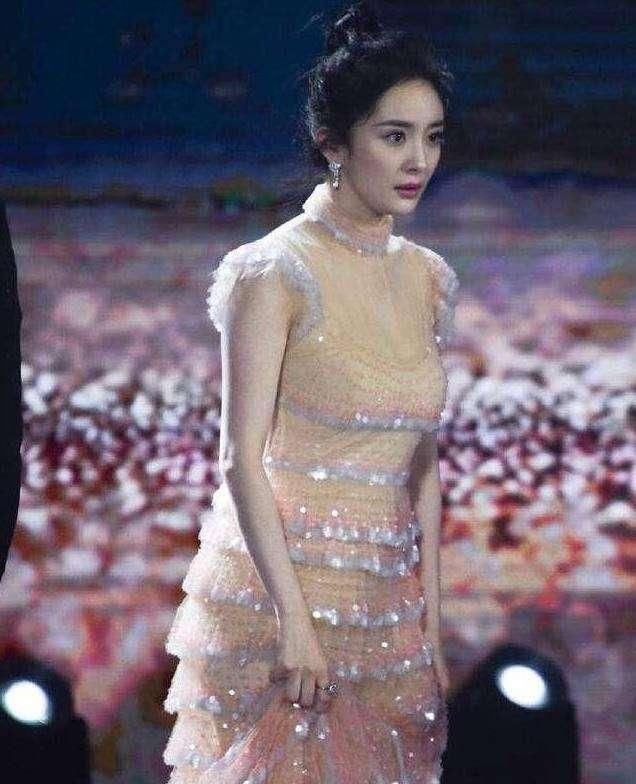 背部都有赘肉的线条出现了,是太丰满还是胖了呢?