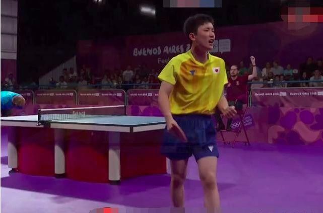 日本神童被对手怒吼点燃 张本智和艰难赢下对