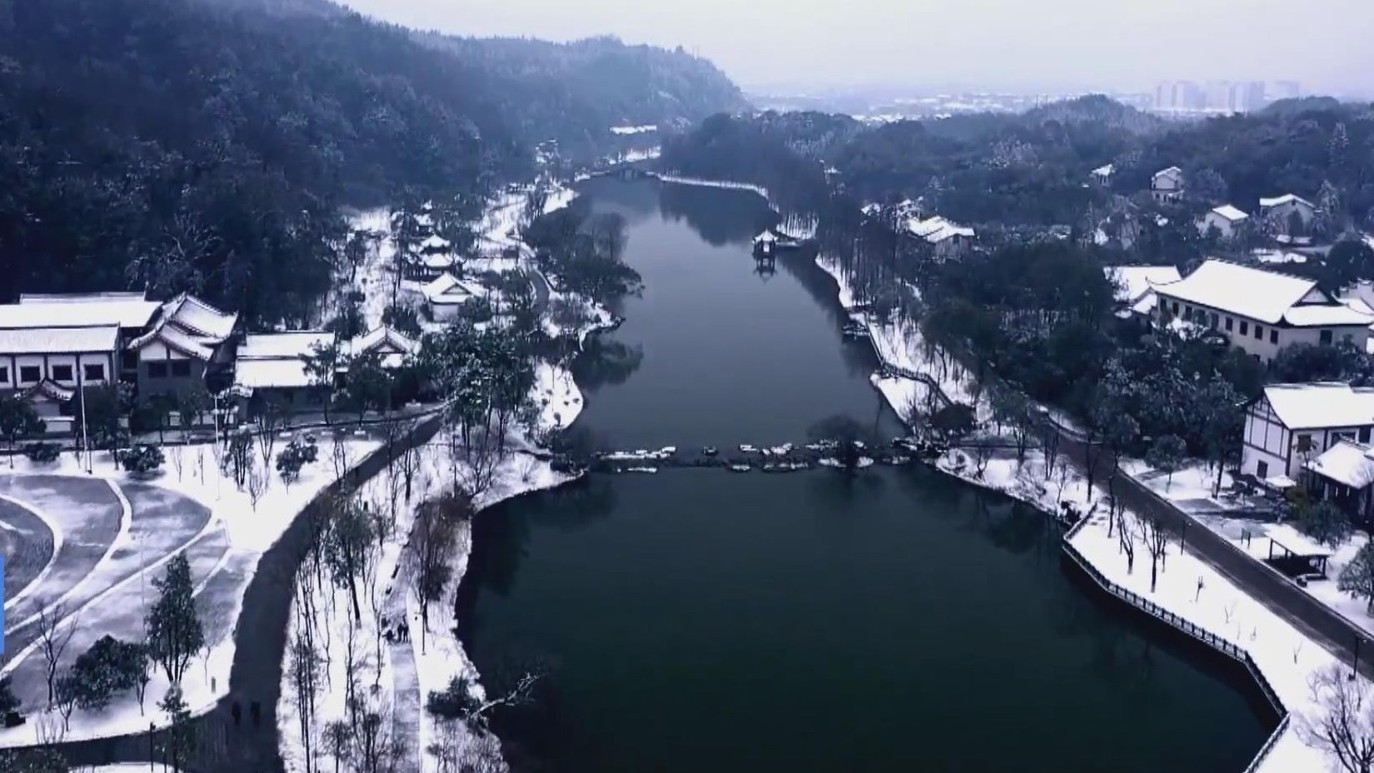 湖南桃花源：飞雪纷纷至 红梅绽枝头