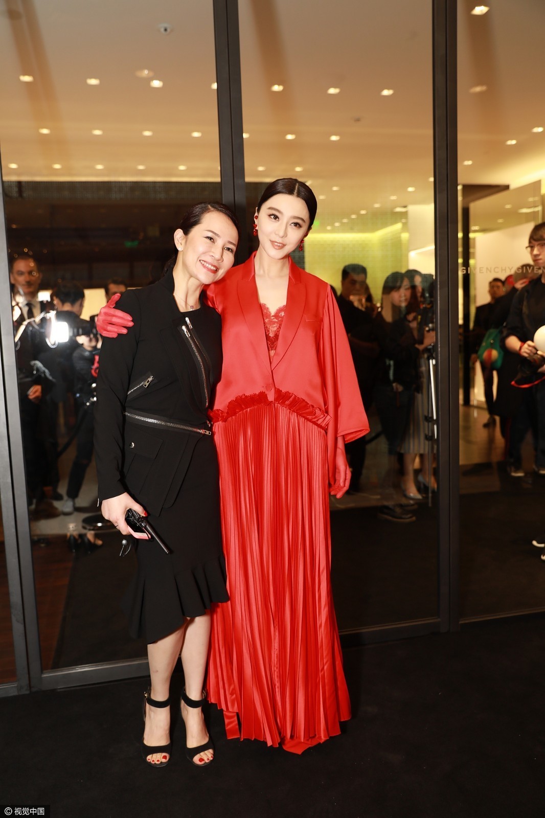 女王驾到!范冰冰出席活动获百余名保安护驾