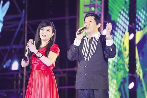 熊天平和妻子杨洋一起演唱《团团圆圆》 本报记者 宋延康 摄