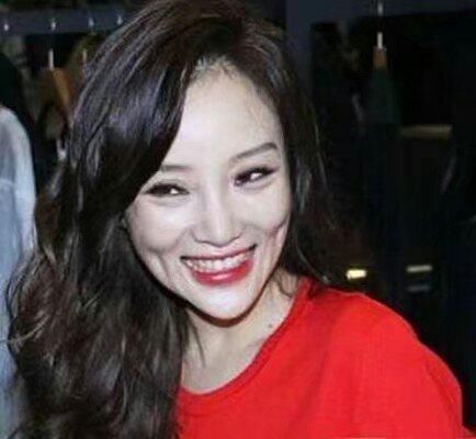 李小璐早前接受采访,表情僵硬,笑起来好尴尬!网友:回不去了!