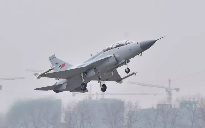 巴铁首飞!枭龙双座战斗教练机01架翱翔在巴