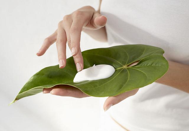 手脱皮是怎么回事?维生素E可以直接抹手吗?这