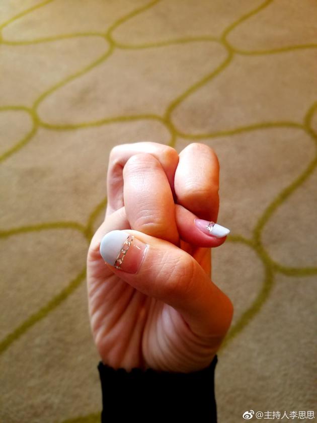 柔韧度惊人!李思思五指打结宋茜高难度劈叉