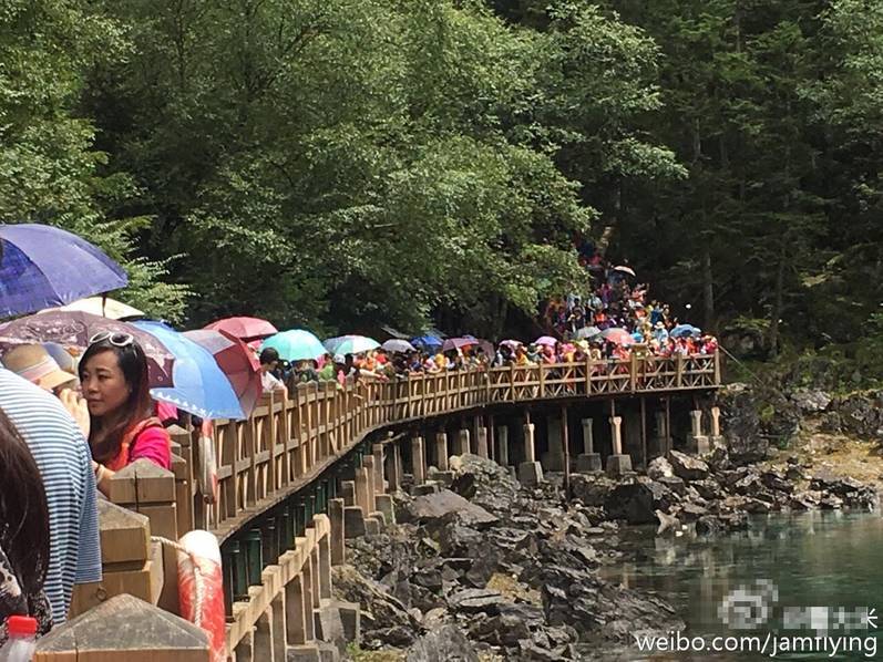 目前，九寨沟气温仅为17℃，出游非常舒适，并且夏天是九寨沟水量最充足、颜色最绚烂、瀑布最壮观的时候，相对游客短期扎堆儿的国庆小长假来说，暑期的时段较长，并非每天都如此游人拥挤。