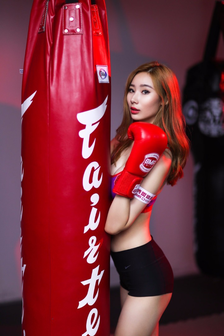 如今举牌女郎这一名词更多的被拳击宝贝所代替,她们也有了专属的英文名称Ring Girl。高举回合牌仍是拳击宝贝们的主要任务,但在其他场合也少不了她们的靓丽身姿。