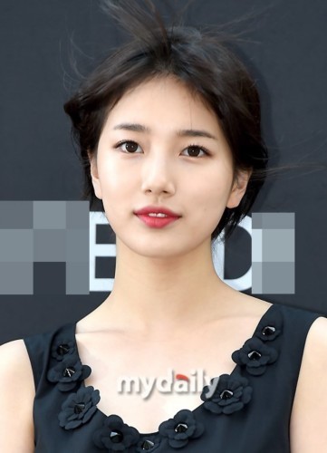 组图:秀智被大风掀起裙子 俯身手压紧似梦露