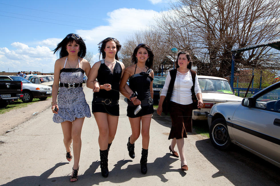 男女若是聊得来，接下来就该商量价格了。这里的女孩平均能卖到两三万人民币，时尚漂亮的价格会相对高一些。由于该地区普遍较为贫困，很多家庭要靠嫁女儿来糊口。