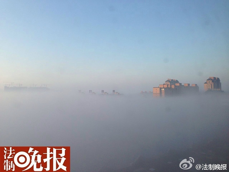 据中国气象局，昨天夜间开始，受弱冷空气影响，华北地区的霾逐渐减弱，但今天早晨，北京东南部、天津西部、河北中南部、河南东部、山东南部、江苏北部、安徽北部等地的部分地区出现大雾天气，局地出现能见度不足200米的强浓雾。