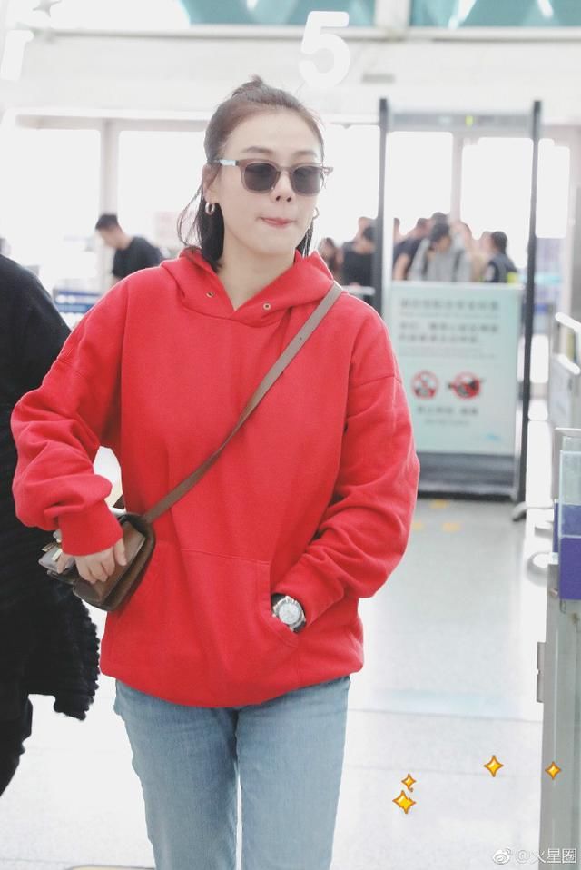 马思纯红色卫衣搭配牛仔裤现身机场皮肤白皙,