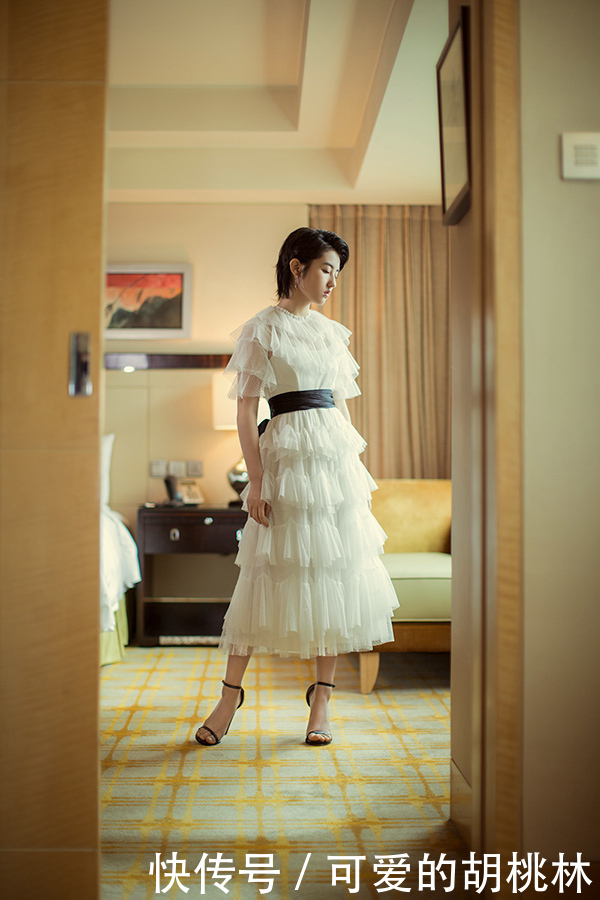 张子枫终于穿对了,白色蛋糕裙清新甜美范儿,网