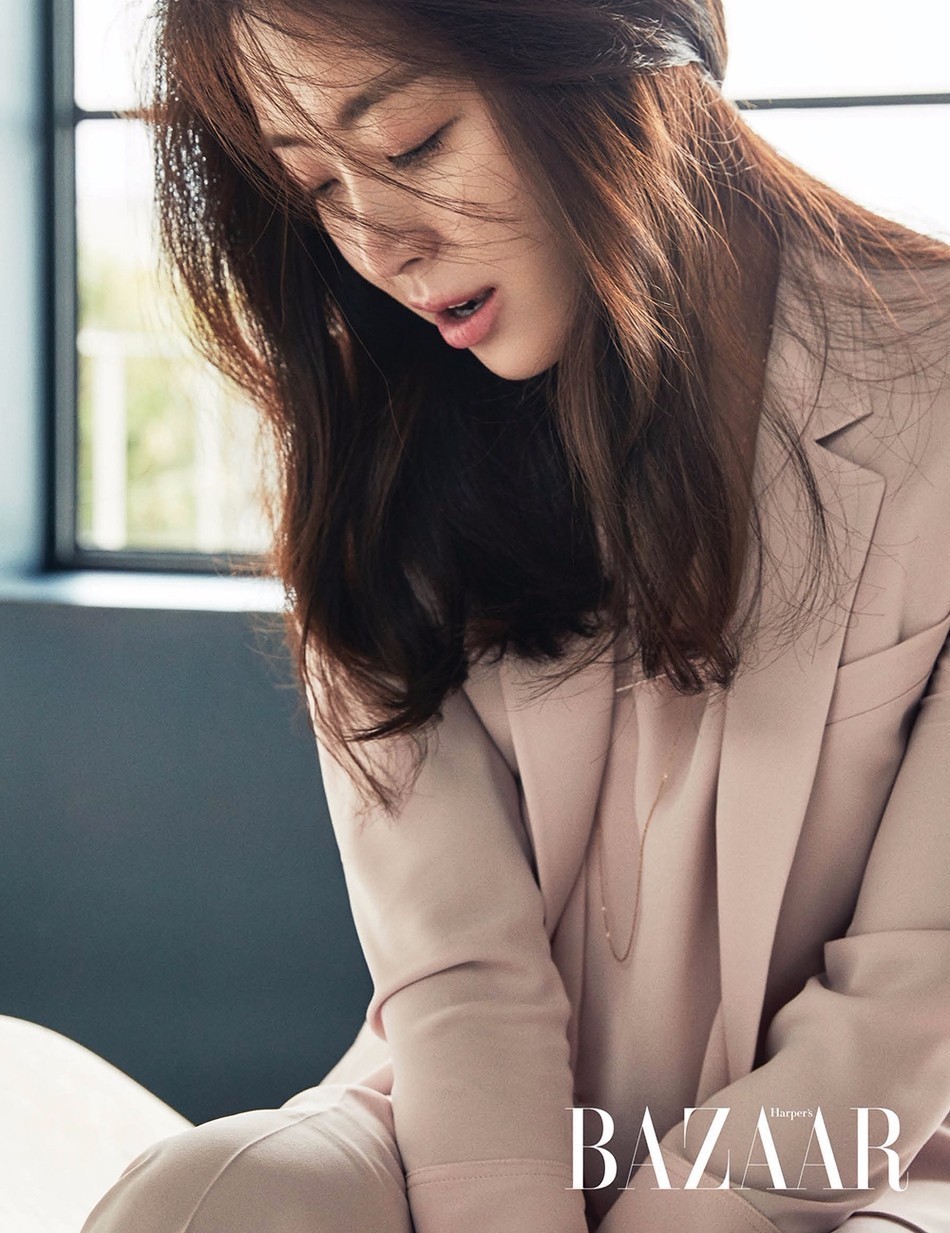 韩女星宋允儿最新杂志写真 展优雅知性魅力
