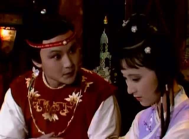 贾宝玉本是天上的神瑛侍者,因一株名为"择珠草"的草而枯萎,便以甘露