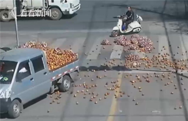 货车散一地苹果 路人竟这样干…