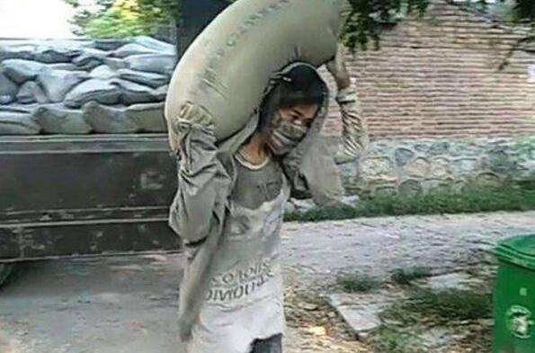 女子日搬几十吨水泥,是不是炒作事件?