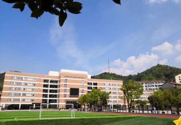 【喜讯】英山实验中学2人签约海军航空兵飞行