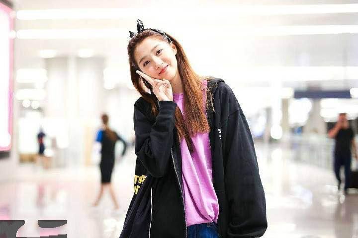 关晓彤173,宋祖儿165,两人同穿短裤,这差距可