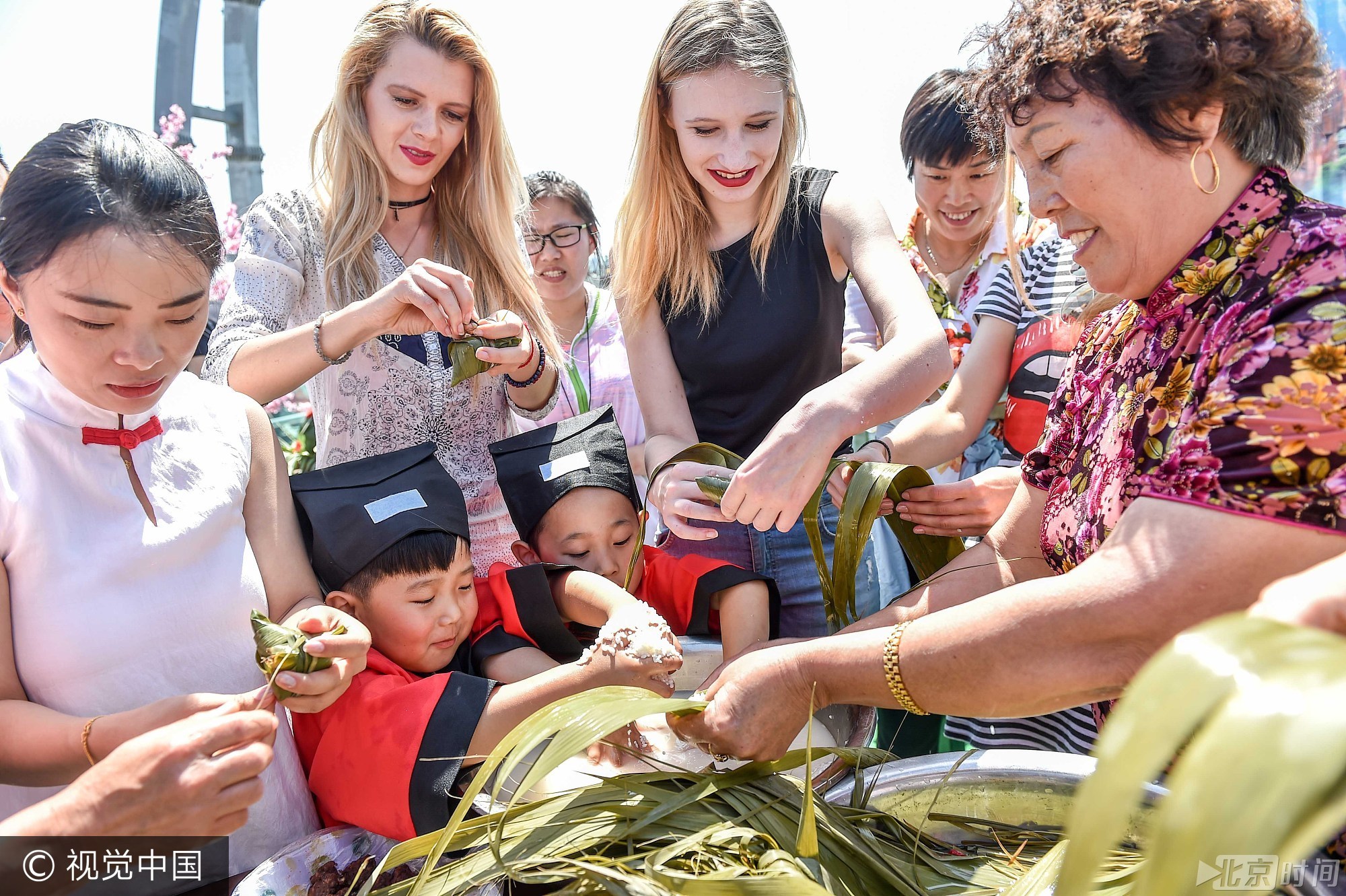 一场以“粽情飘香话端午”为主题的端午节主题活动在北京市石林峡景区举行。游客通过丰富多彩的活动体验传统文化,迎接端午节到来。