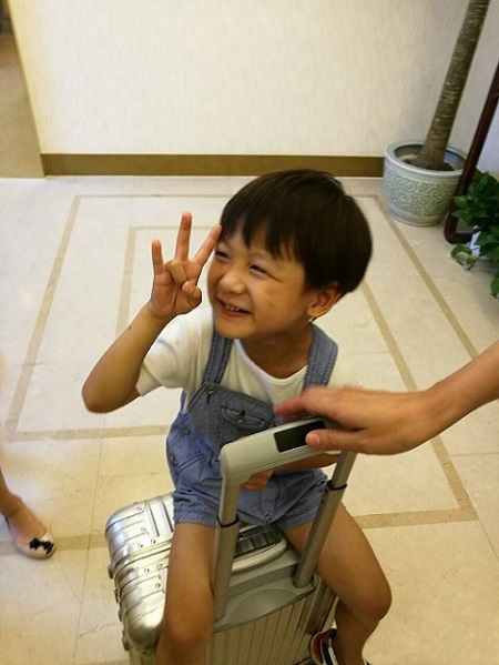 田亮和儿子去旅行！小亮仔这幅萌样太会撩人