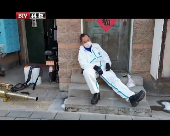 战疫情  蓝天救援队义务消杀作业