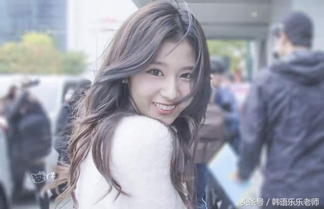 韩女团twice超镇定演出表演到一半内衣肩带弹