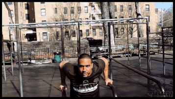 动作七:双杠臂屈伸 如果你能完成这个动作,说明你已经快脱离健身新手