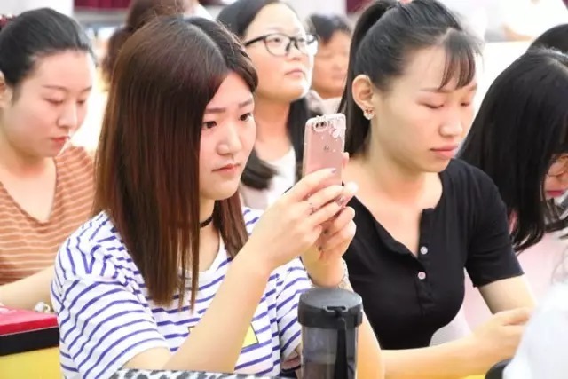 渭南市轨道交通运输高级技工学校招生说明会上学生专业技能展示登峰造极