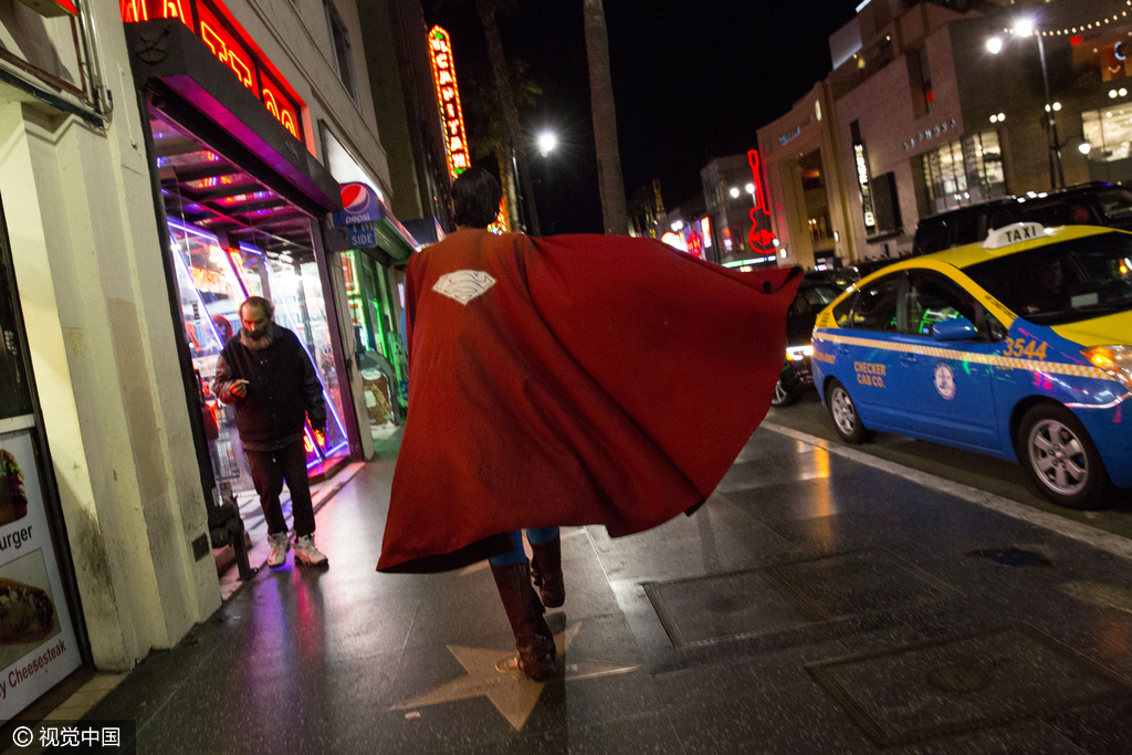 在氪星面临毁灭之际，他的父母为其找到了浩瀚宇宙中的新家园——地球，用飞船送走了尚在襁褓中的爱子。图为克里斯托弗穿着超人服的背影。