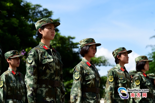 磨练意志!高温下深圳边防女兵苦练军姿