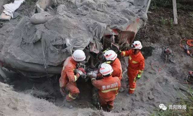 遵义车祸已致6死:多人悬空 有人没系安全带被甩出 遵义车祸已致6死:多人悬空 有人没系安全带被甩出