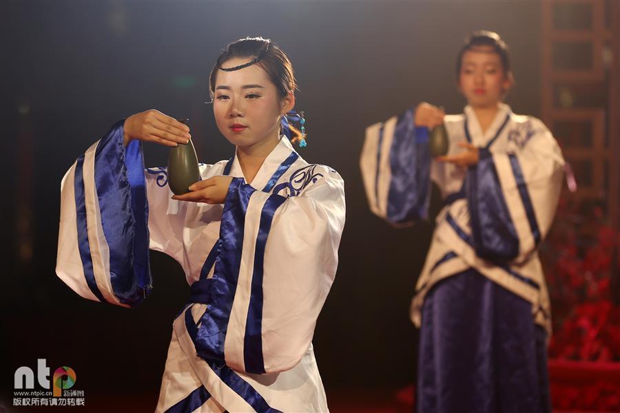 2017年4月8日,模特正在婚礼秀上展示中华传统礼仪.